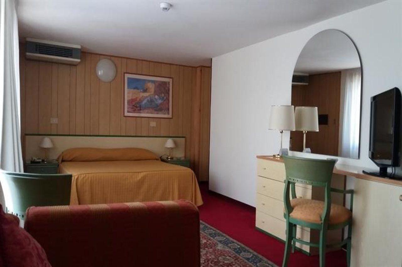 Hotel Majestic Lido di Jesolo Bagian luar foto