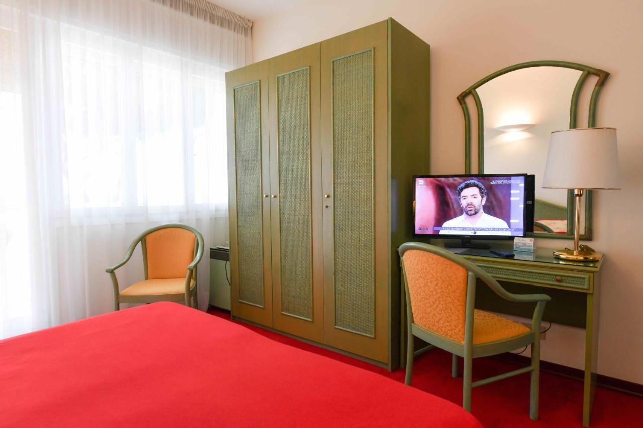 Hotel Majestic Lido di Jesolo Bagian luar foto