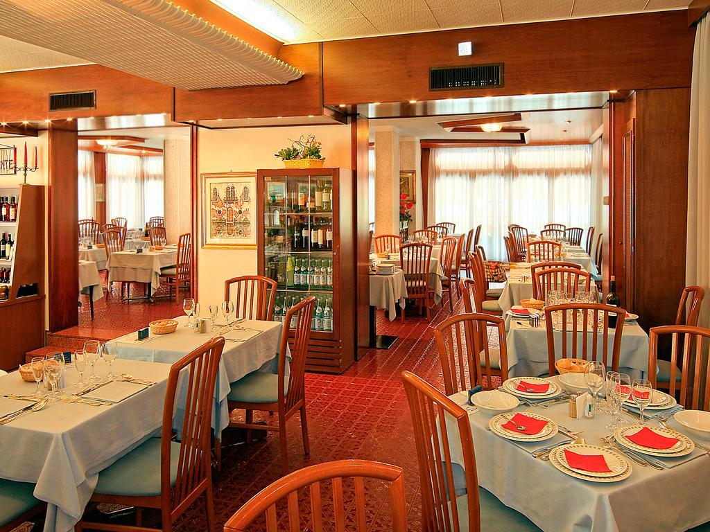 Hotel Majestic Lido di Jesolo Bagian luar foto