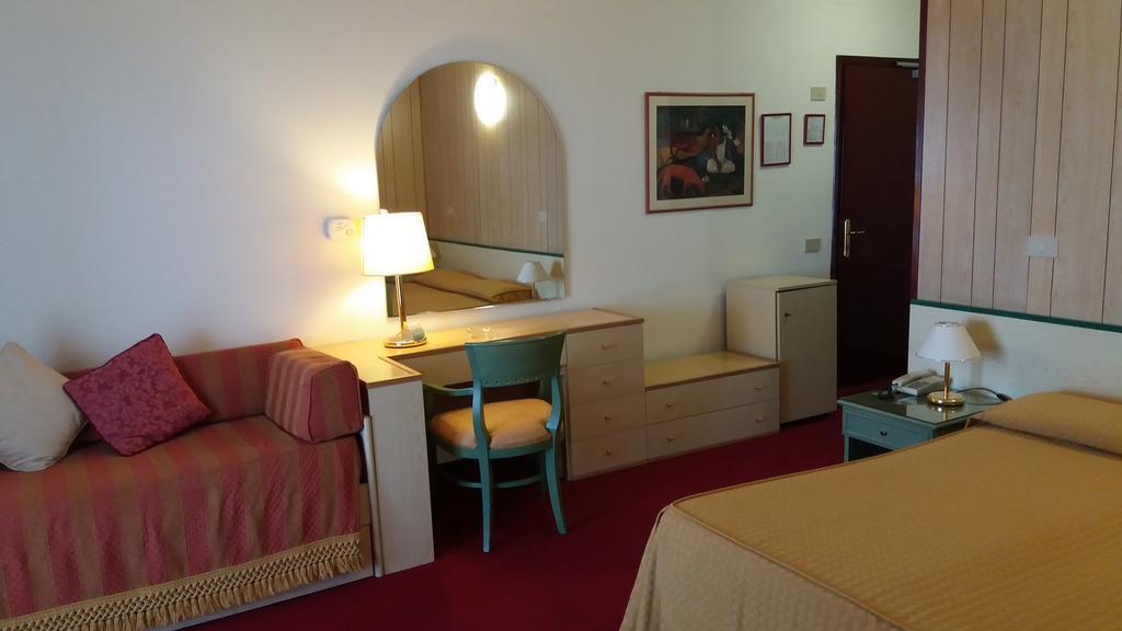 Hotel Majestic Lido di Jesolo Bagian luar foto