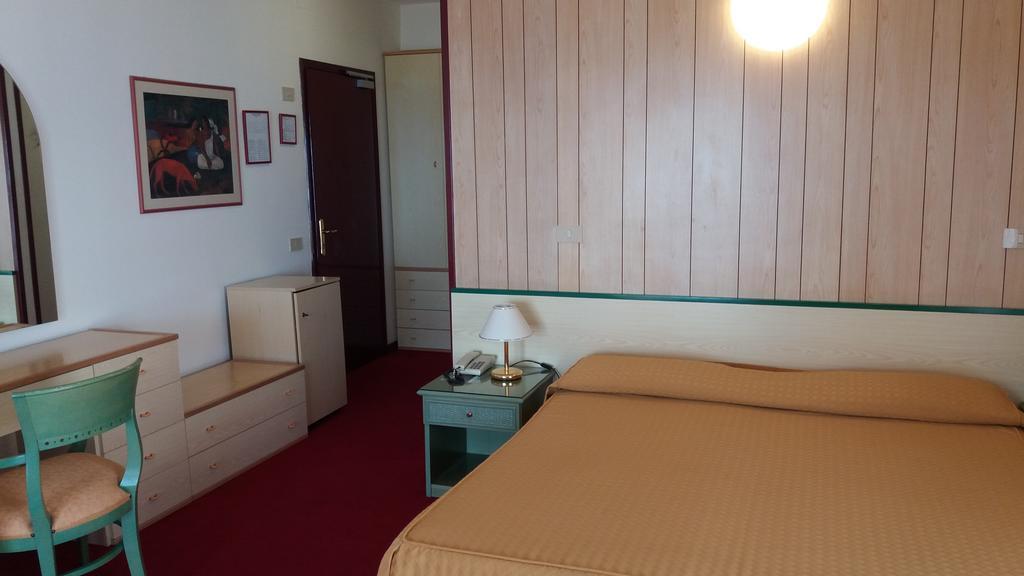 Hotel Majestic Lido di Jesolo Bagian luar foto
