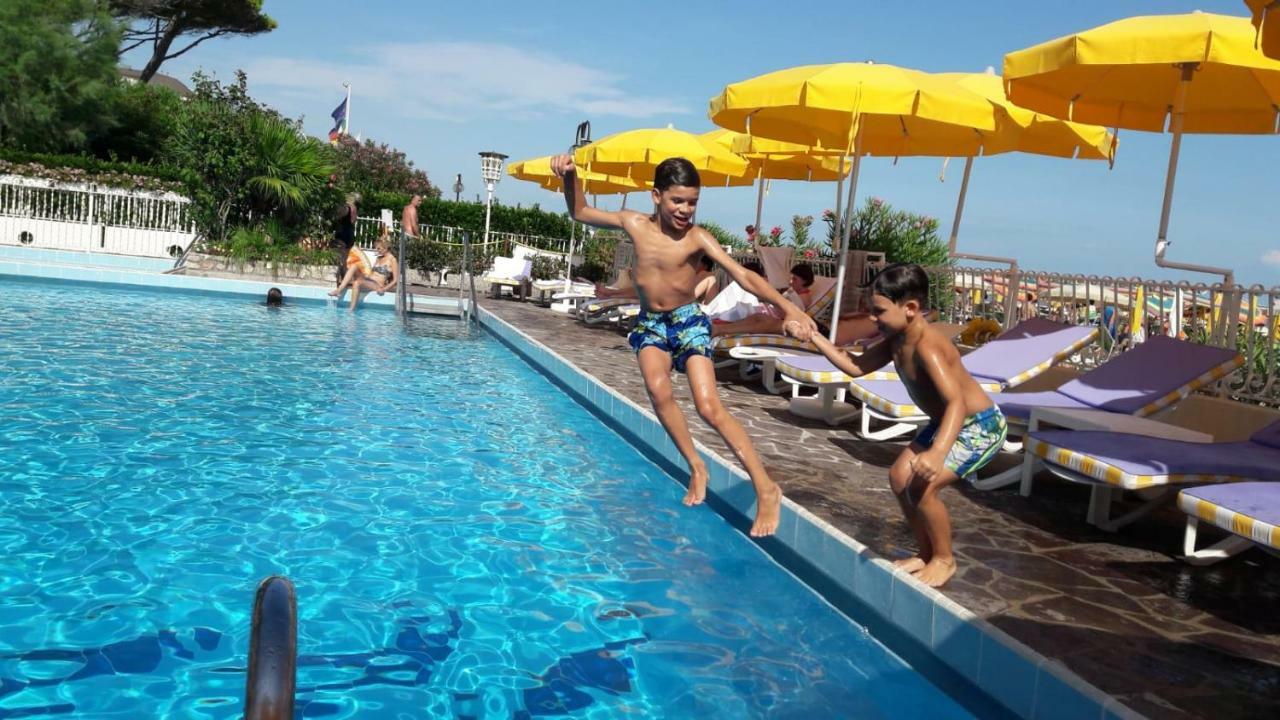 Hotel Majestic Lido di Jesolo Bagian luar foto